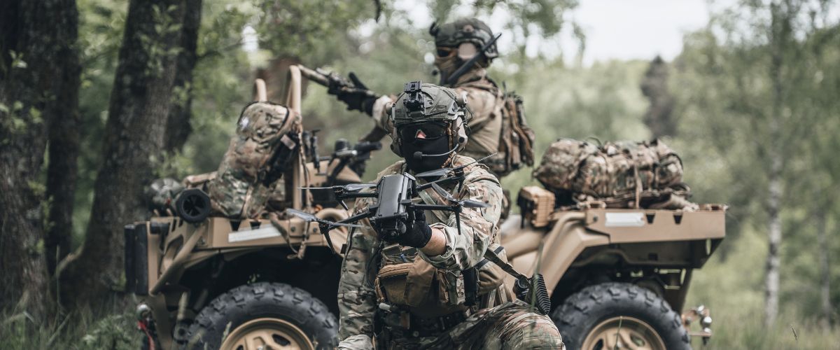 militari su una jeep che tengono in mano il drone parrot anafi ukr