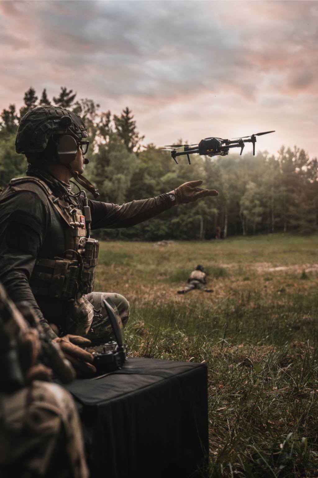 Militare dell'esercito francese che sta facendo atterrare sulla sua mano il drone parrot anafi ukr