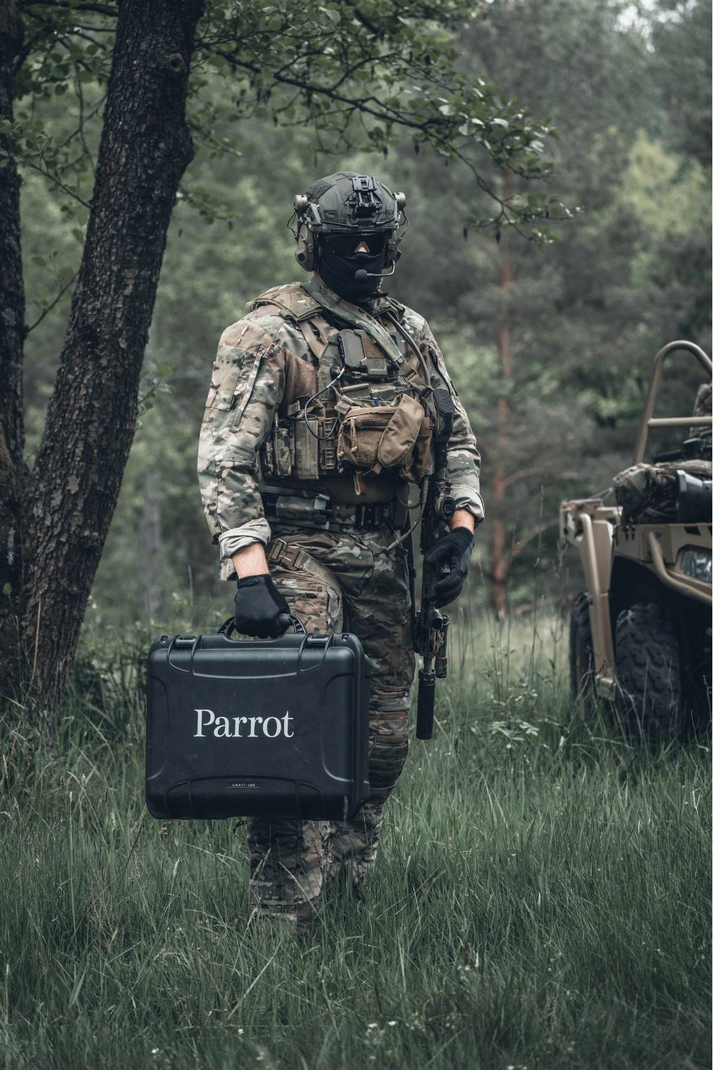 militare che tiene in mano la valigia del drone parrot anafi ukr